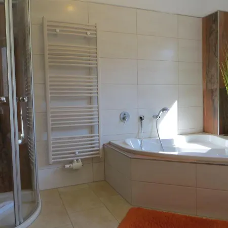 Weisses-haus-am-kurpark-fewo-gartenblick *