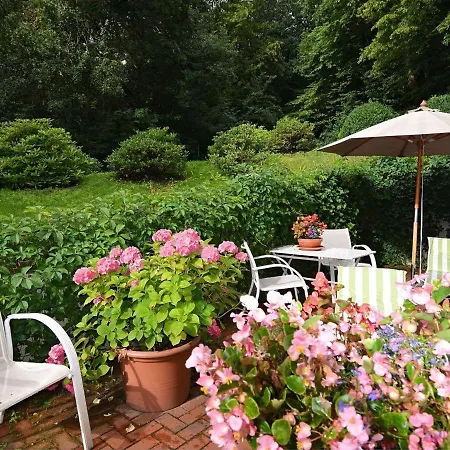 Weisses-haus-am-kurpark-fewo-gartenblick